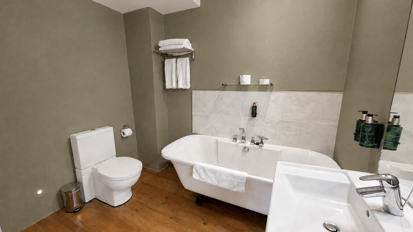 Deluxe Family Room Bathroom